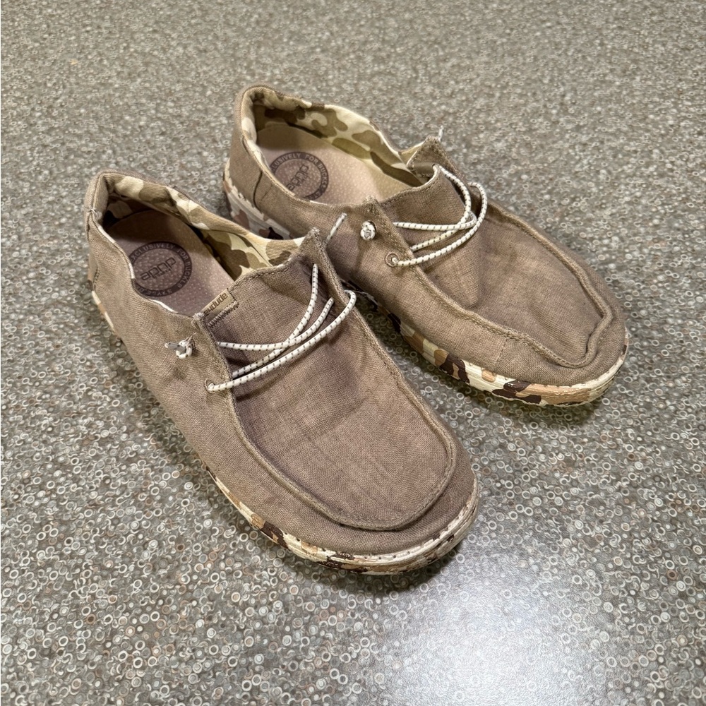 Women’s Size 9 Camo Hey Dudes